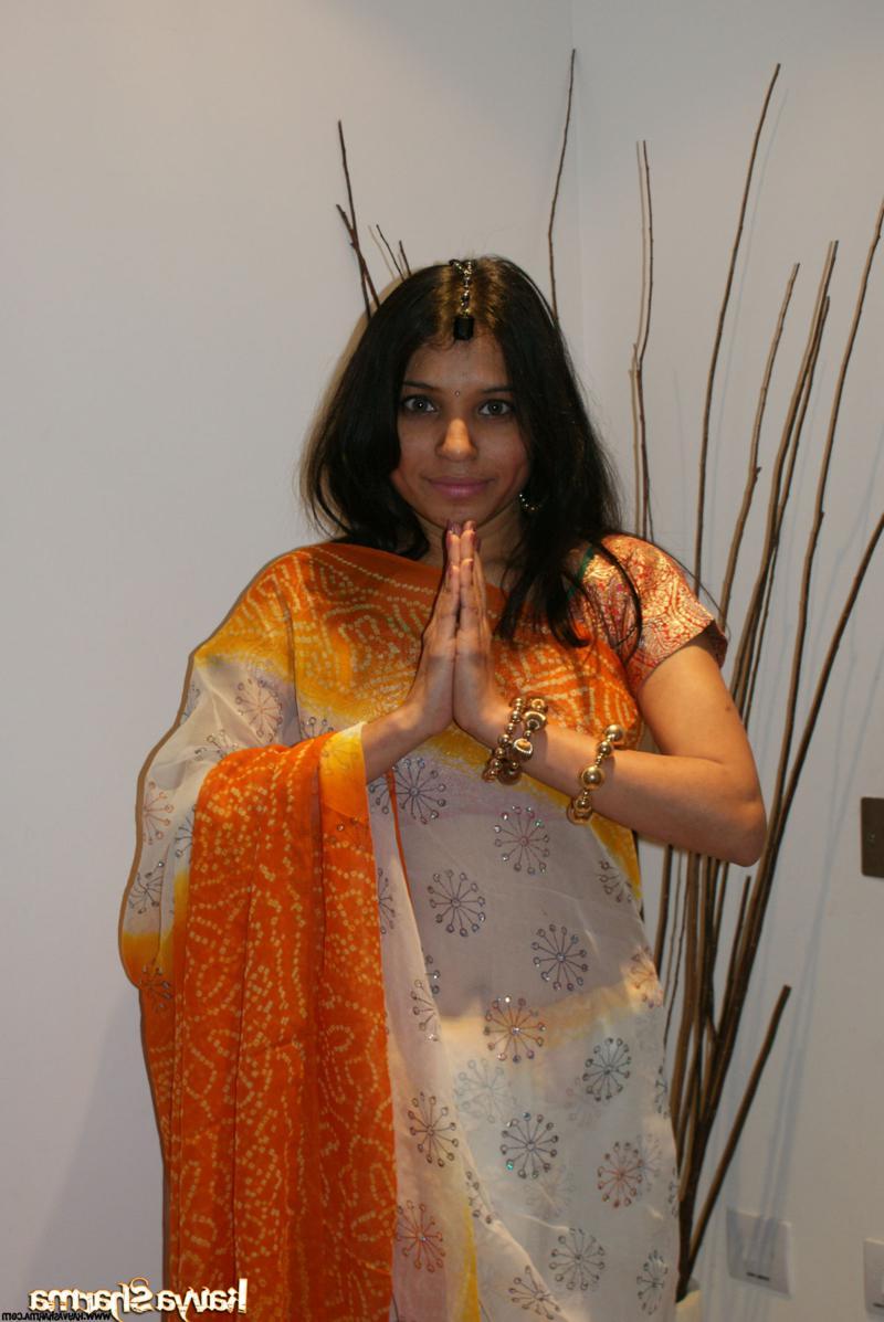 12P La MILF india Kavya Sharma se deshace de la ropa tradicional para desnudarse en una cama