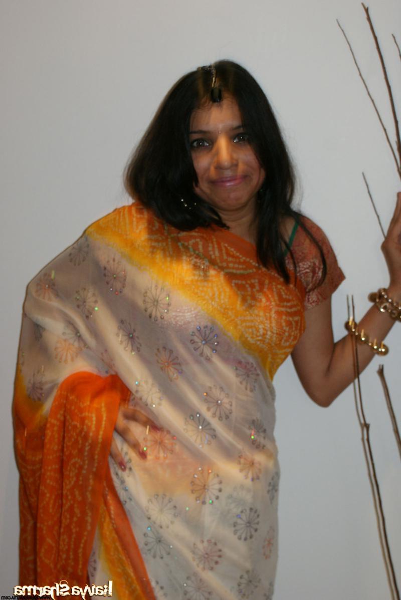 12P La MILF india Kavya Sharma se deshace de la ropa tradicional para desnudarse en una cama