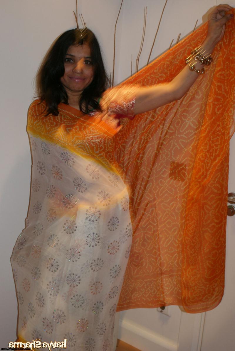 12P La MILF india Kavya Sharma se deshace de la ropa tradicional para desnudarse en una cama