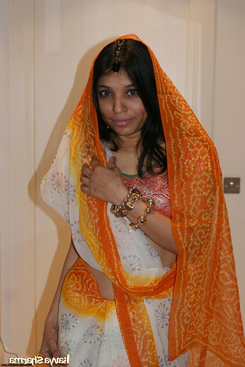 12P La MILF india Kavya Sharma se deshace de la ropa tradicional para desnudarse en una cama