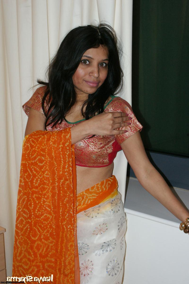 12P La MILF india Kavya Sharma se deshace de la ropa tradicional para desnudarse en una cama