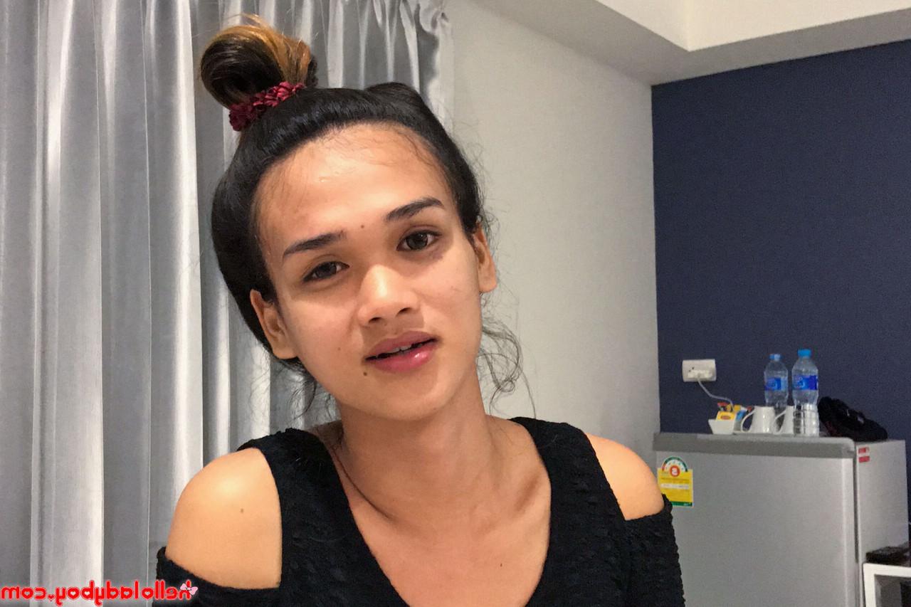 18P Bonita transexual asiática hace una mamada en POV después de provocar con un sexy vestido negro