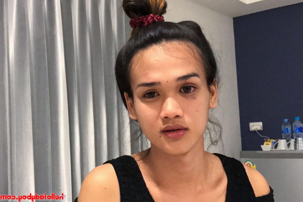 18P Bonita transexual asiática hace una mamada en POV después de provocar con un sexy vestido negro