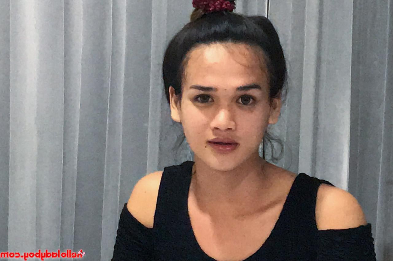 18P Bonita transexual asiática hace una mamada en POV después de provocar con un sexy vestido negro