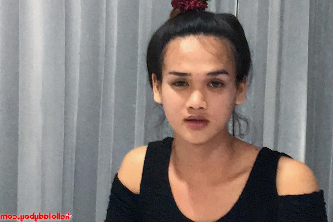 18P Bonita transexual asiática hace una mamada en POV después de provocar con un sexy vestido negro