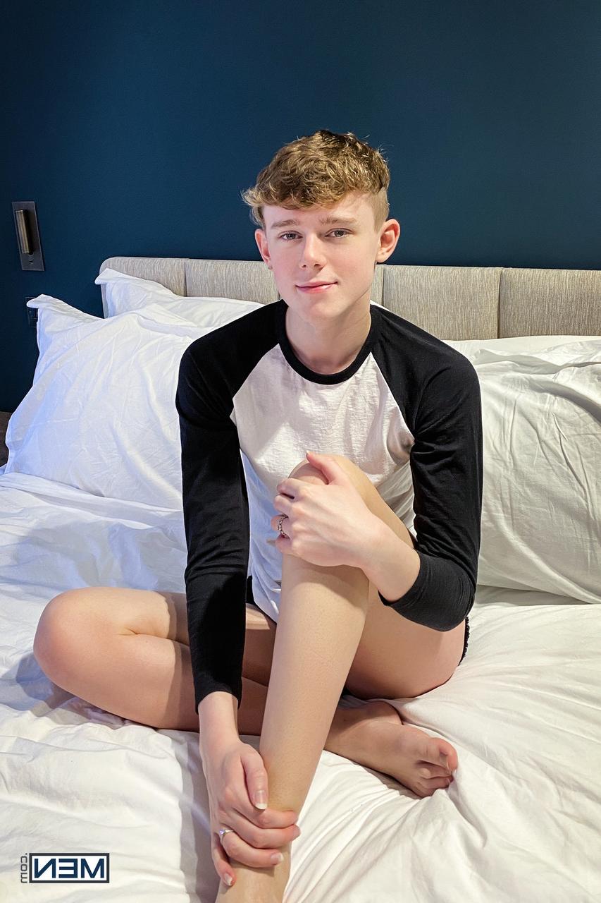 20P El pequeño gay Rourke taladrado el ano por un tipo musculoso con una gran polla