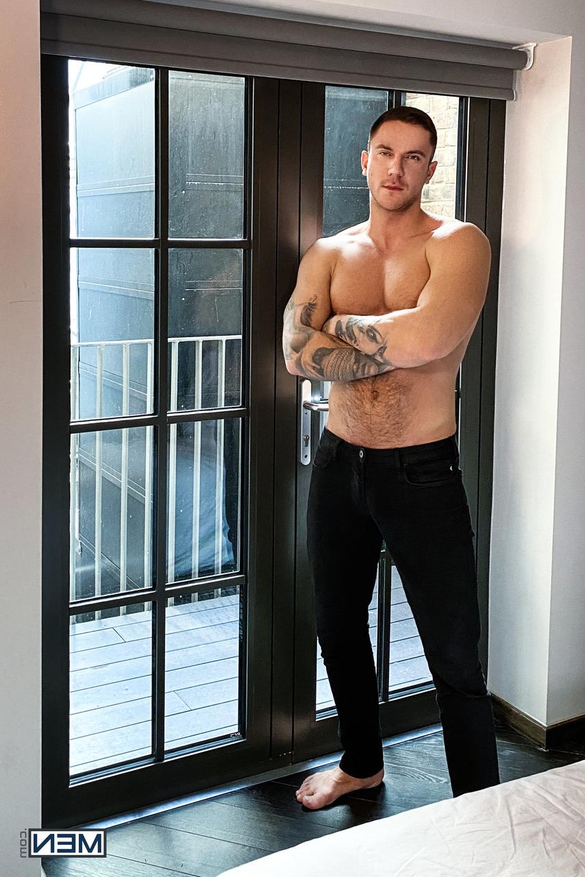 20P El pequeño gay Rourke taladrado el ano por un tipo musculoso con una gran polla