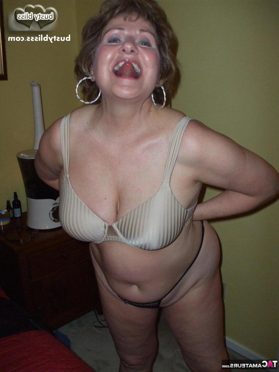 16P Mulher madura Busty Bliss revela seus seios naturais enquanto usa uma tanga preta