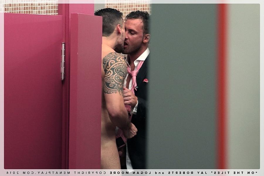 20P Die muskulösen schwulen Männer Jay Roberts und Logan Moore genießen Hardcore-Analsex