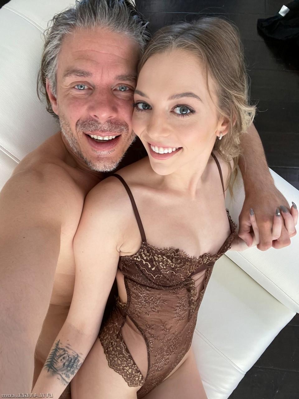20P La joven delgada Lily Larimar se quita el body y recibe una polla en POV
