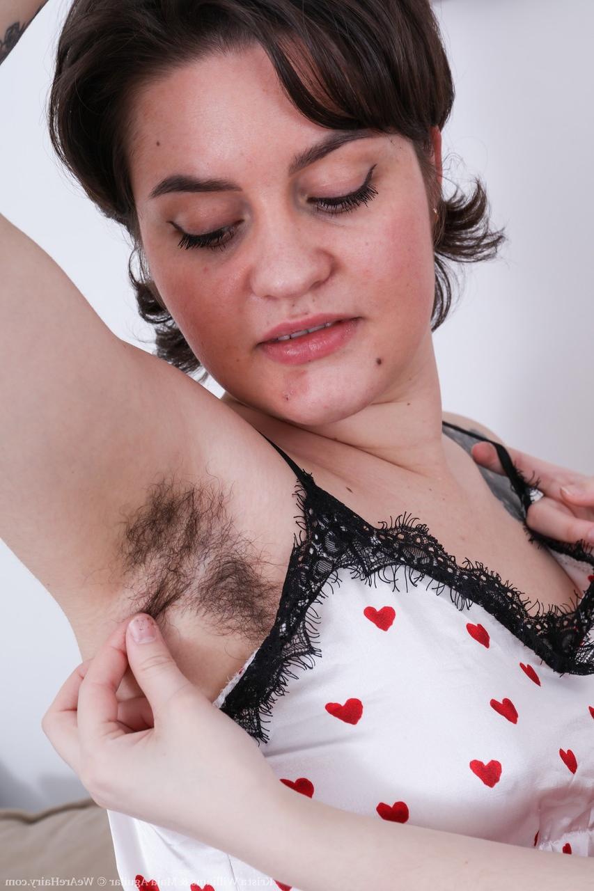 20P Die lesbischen Babes Krista Williams und Maja Aguilar lecken sich gegenseitig die haarige Muschi