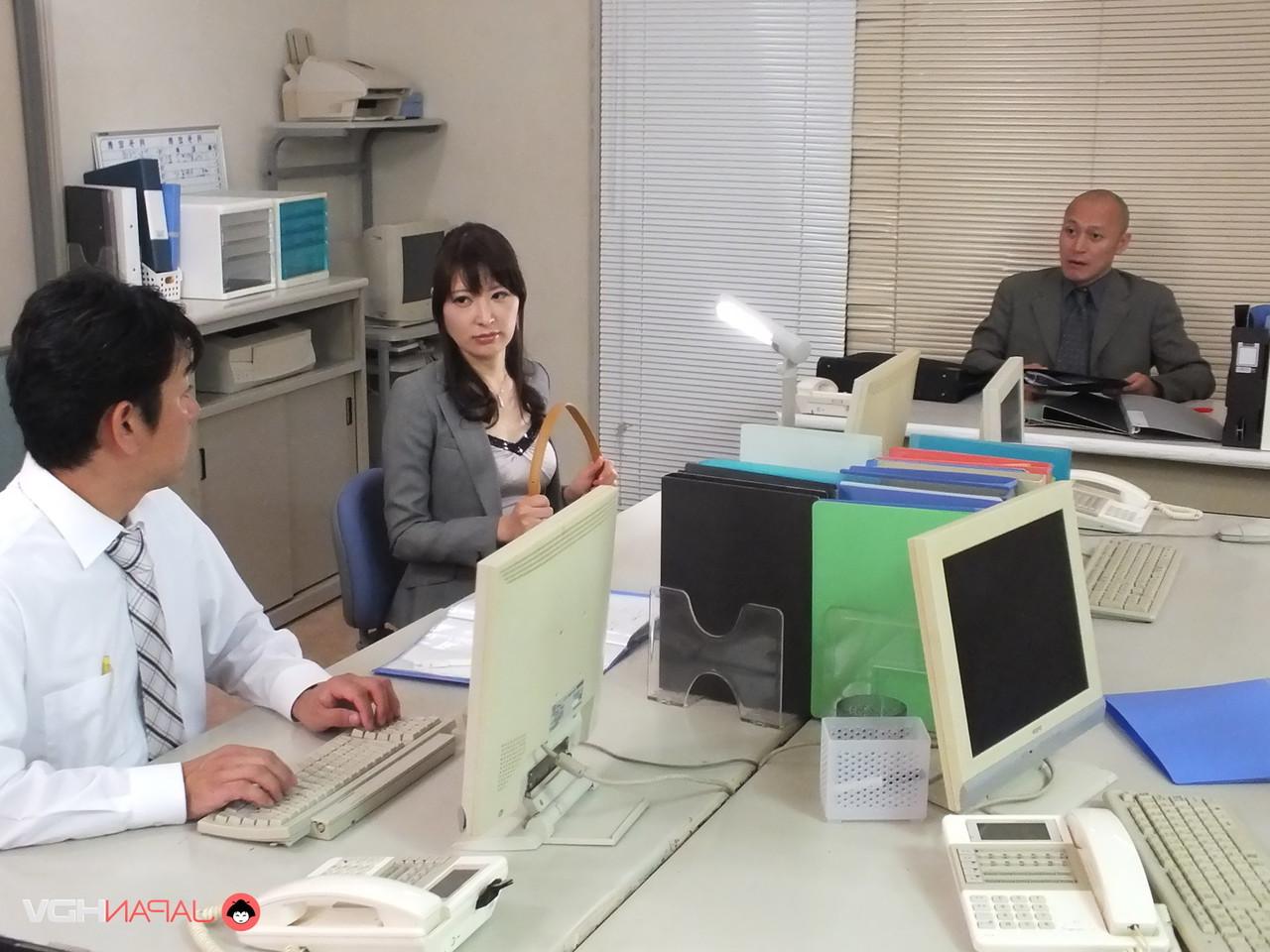 15P Noeru Mitsushima, employé de bureau japonais, crache du sperme après avoir sucé un collègue