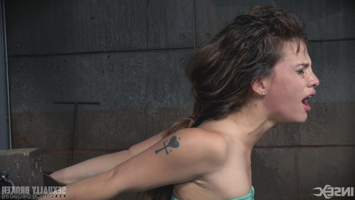 15P Garota vestida passa por uma foda bagunçada na garganta enquanto é contida