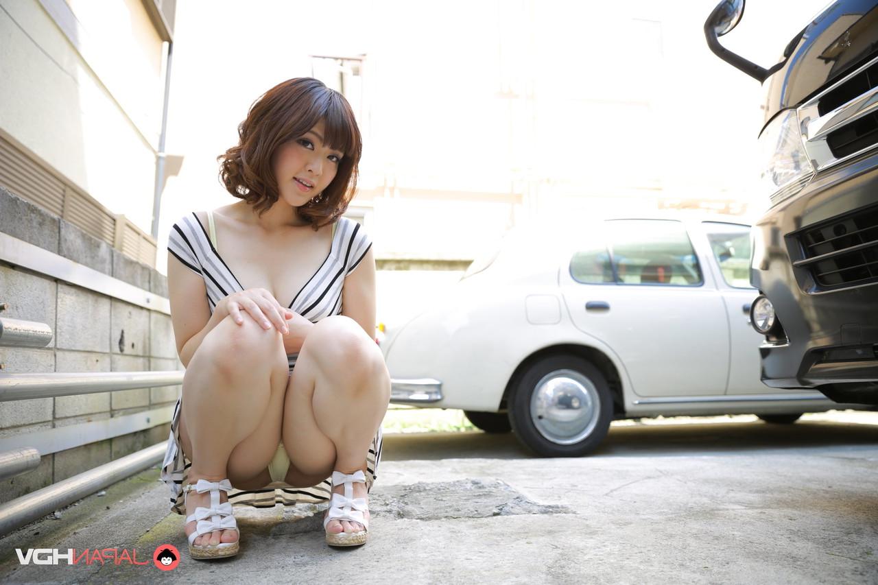 15P La linda japonesa Tomoka Sakurai expone su coño recortado en una escalera
