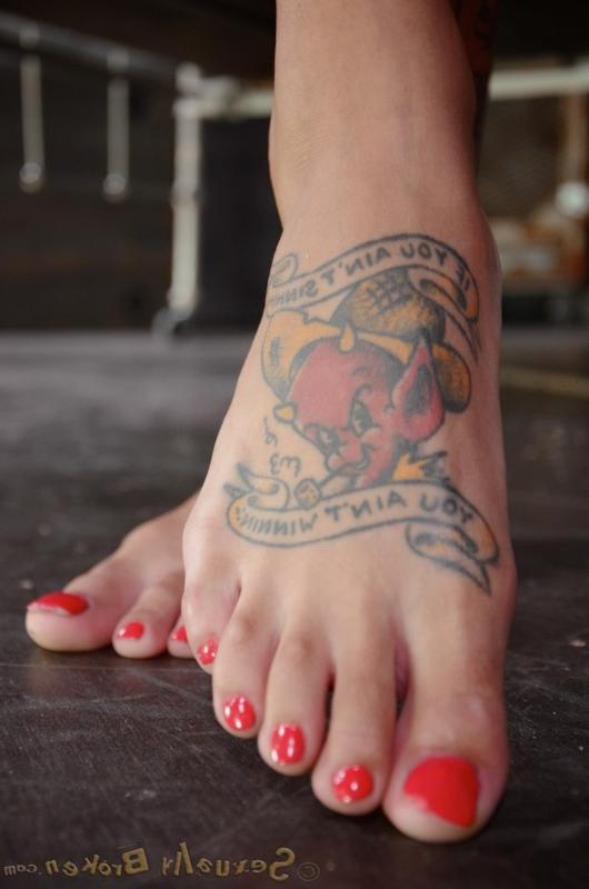 16P A rainha da tinta Bonnie Rotten leva um tratamento facial após ser usada como escrava sexual