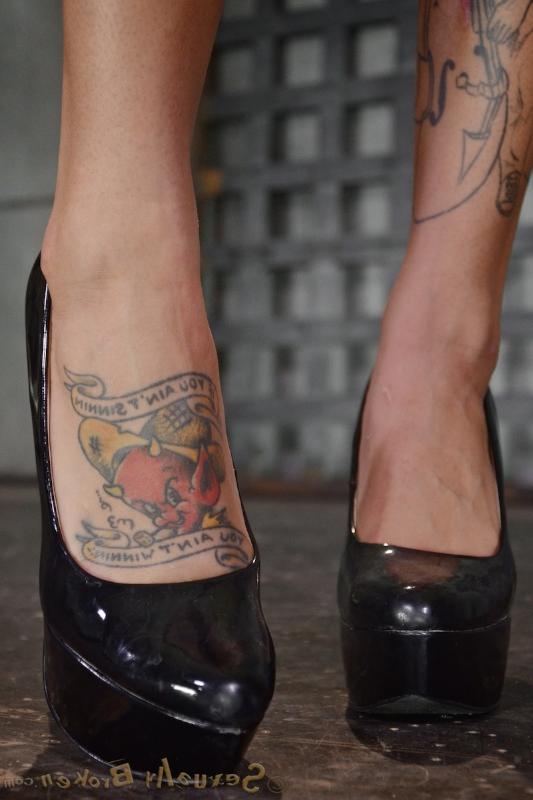 16P A rainha da tinta Bonnie Rotten leva um tratamento facial após ser usada como escrava sexual