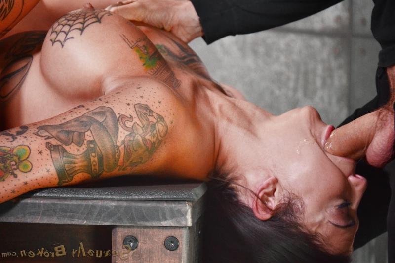 16P A rainha da tinta Bonnie Rotten leva um tratamento facial após ser usada como escrava sexual