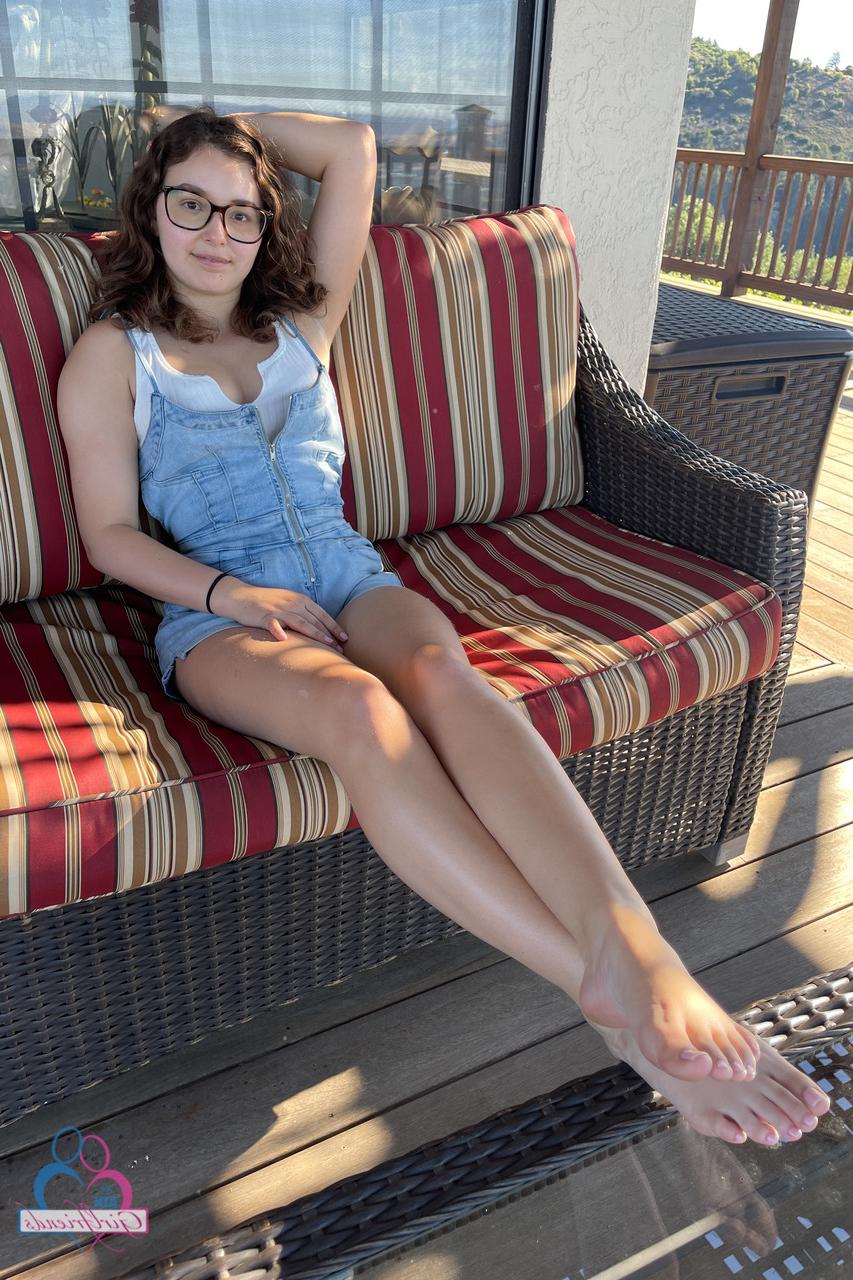 20P Die nerdige Teenagerin Leana Lovings stellt ihre großen Titten und leckeren Liebeslöcher aus nächster Nähe zur Schau