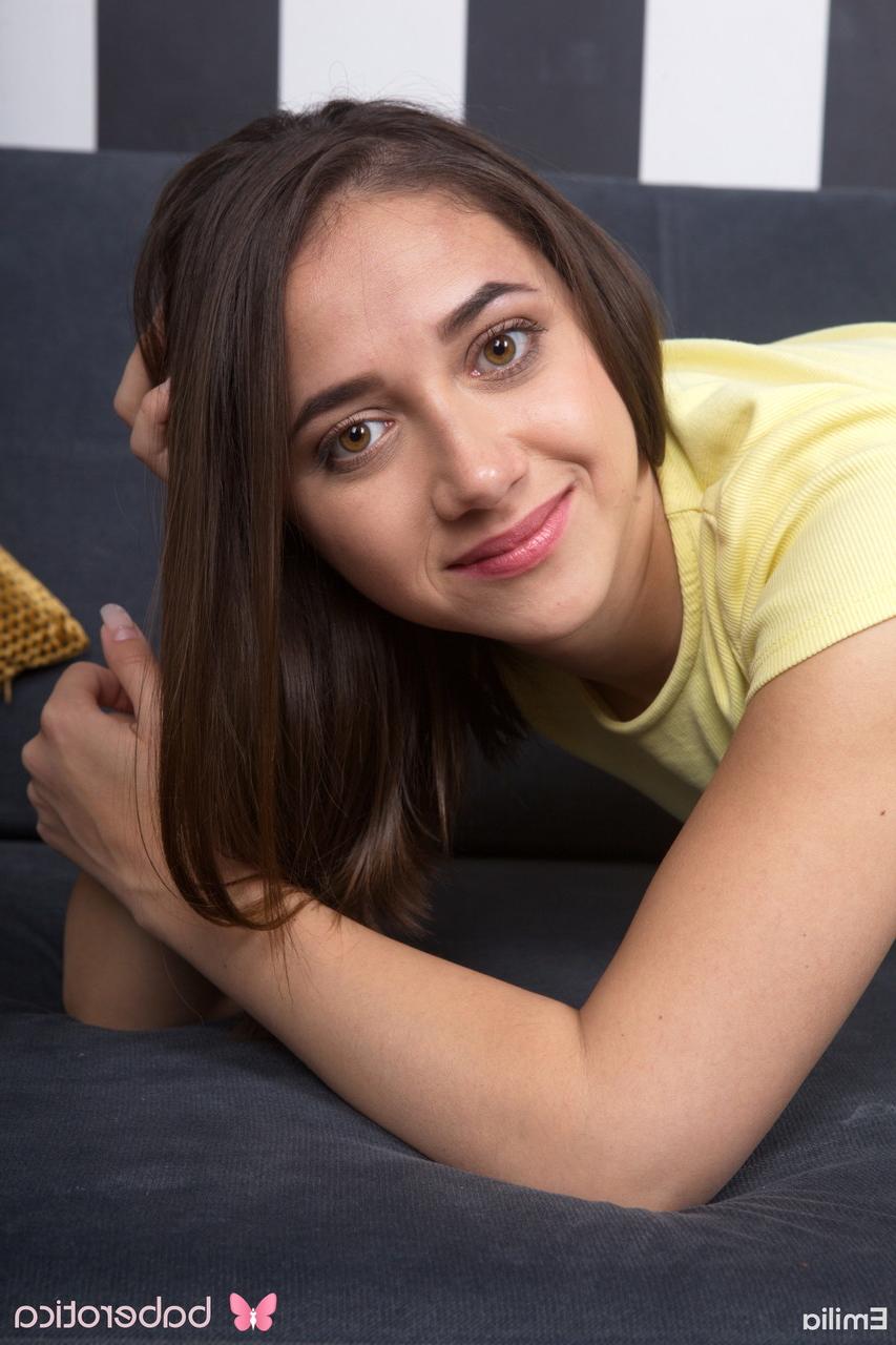 15P A linda morena Emilia enfia um vibrador dentro de sua vagina sem pelos