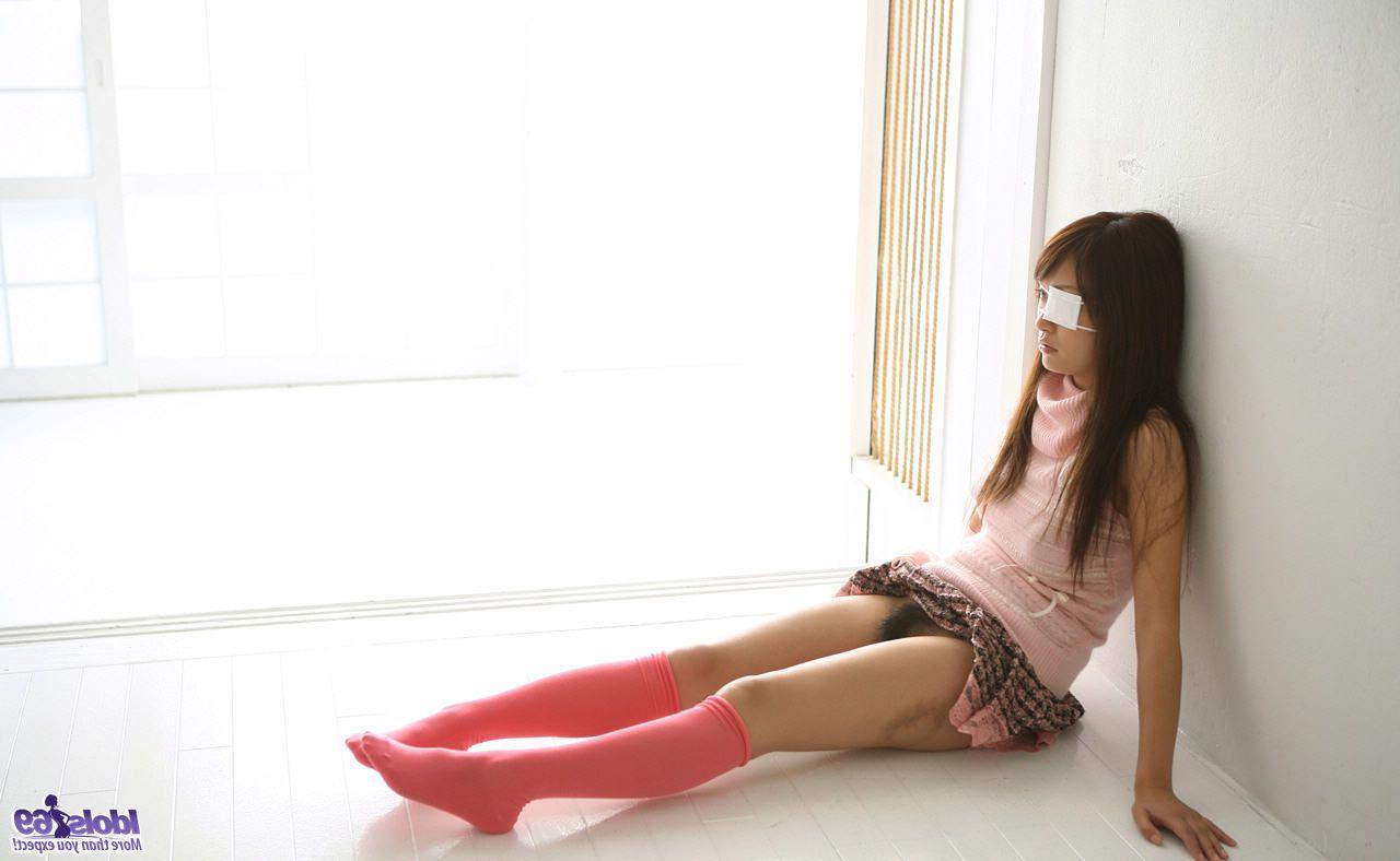 16P A bela japonesa ferida Miho Sonoda revela seus seios firmes e arbusto cheio