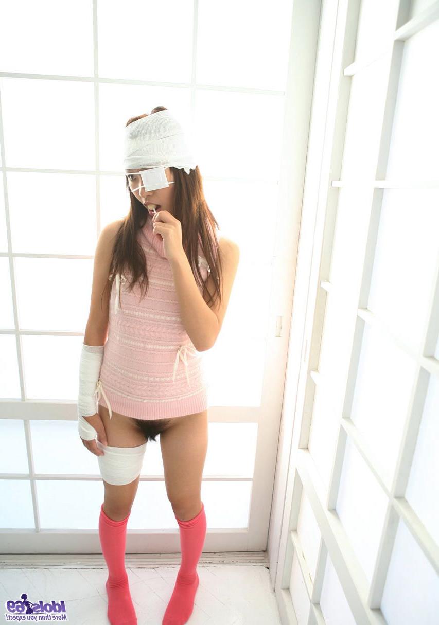 16P A bela japonesa ferida Miho Sonoda revela seus seios firmes e arbusto cheio