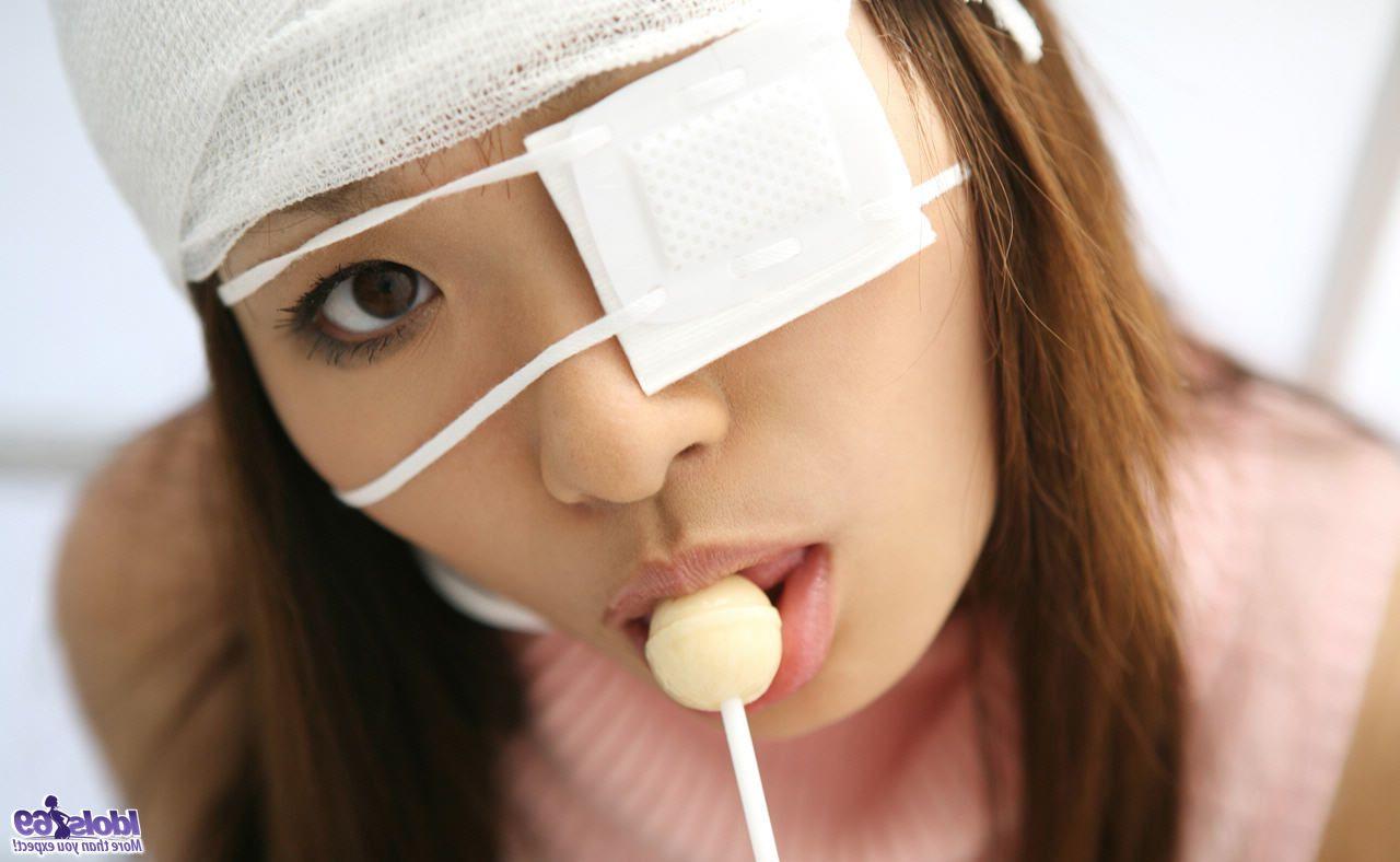 16P A bela japonesa ferida Miho Sonoda revela seus seios firmes e arbusto cheio