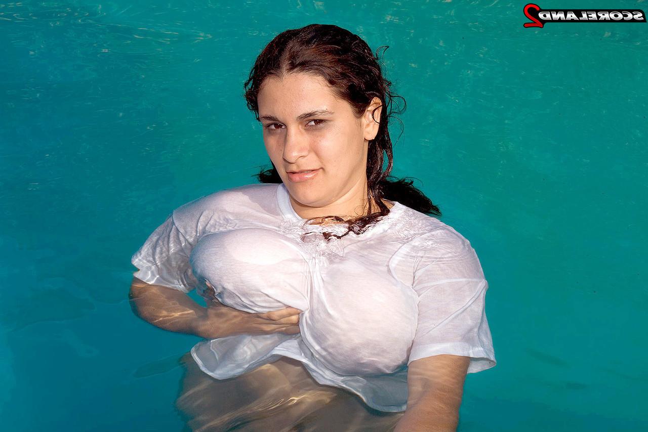 16P La mujer con sobrepeso Romina López deja al descubierto sus enormes tetas mientras está en una piscina