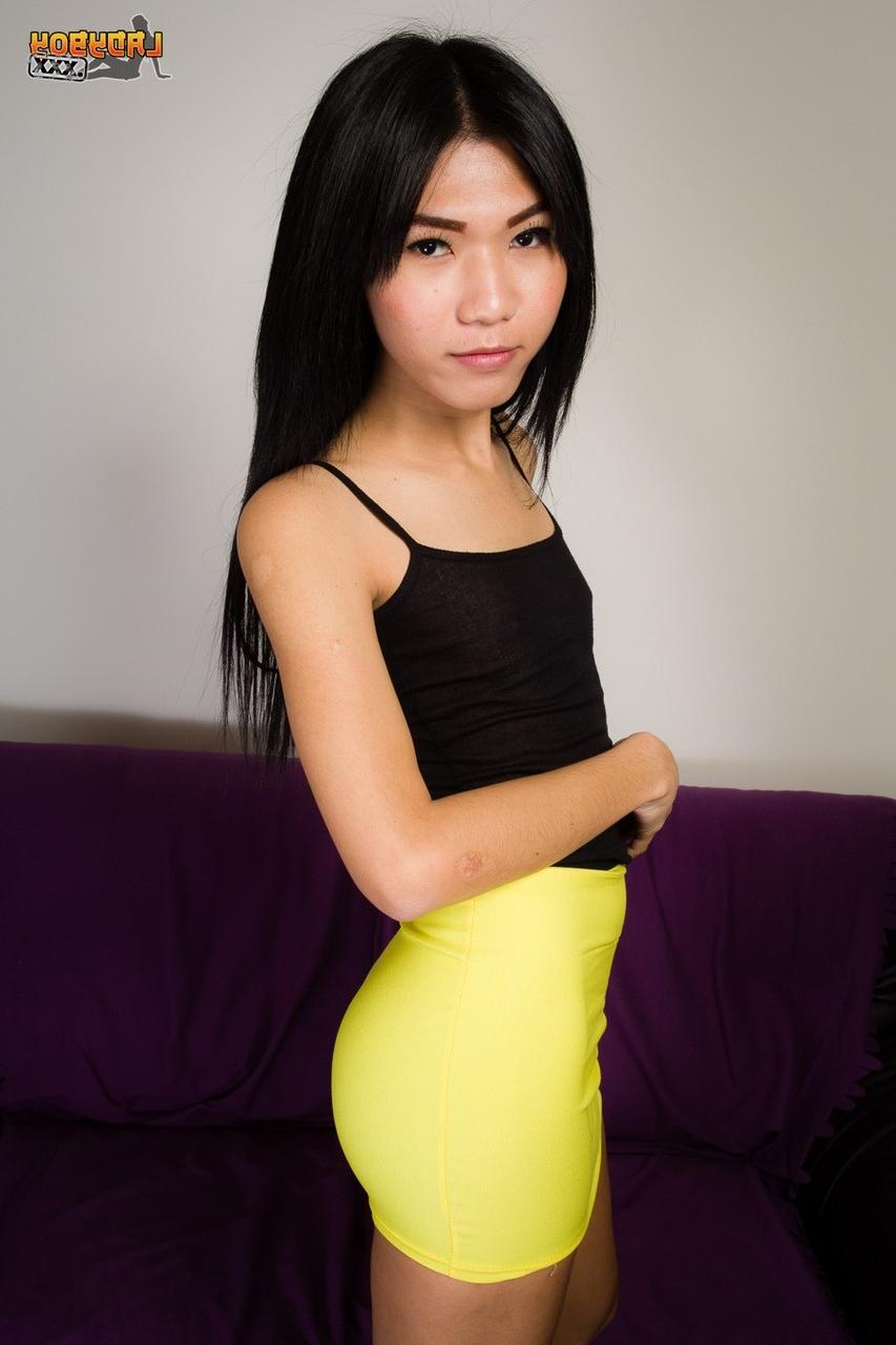 16P Das sexy Transgirl Ang zeigt in einem Solo ihren schlanken Körper und ihren harten Schwanz