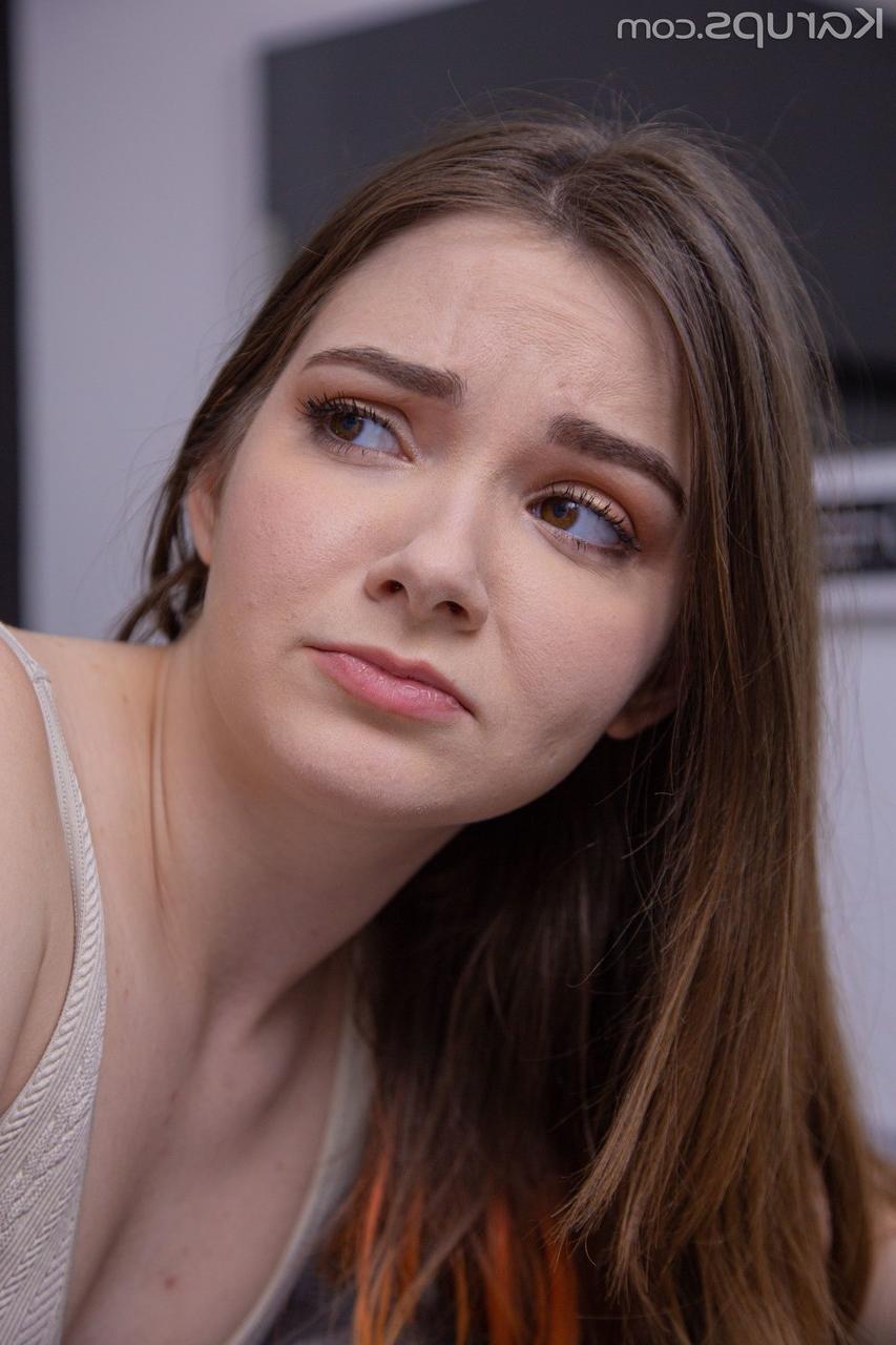 20P La jeune sexy Simona Purr prend une éjaculation dans la bouche après avoir profité d'une grosse bite.