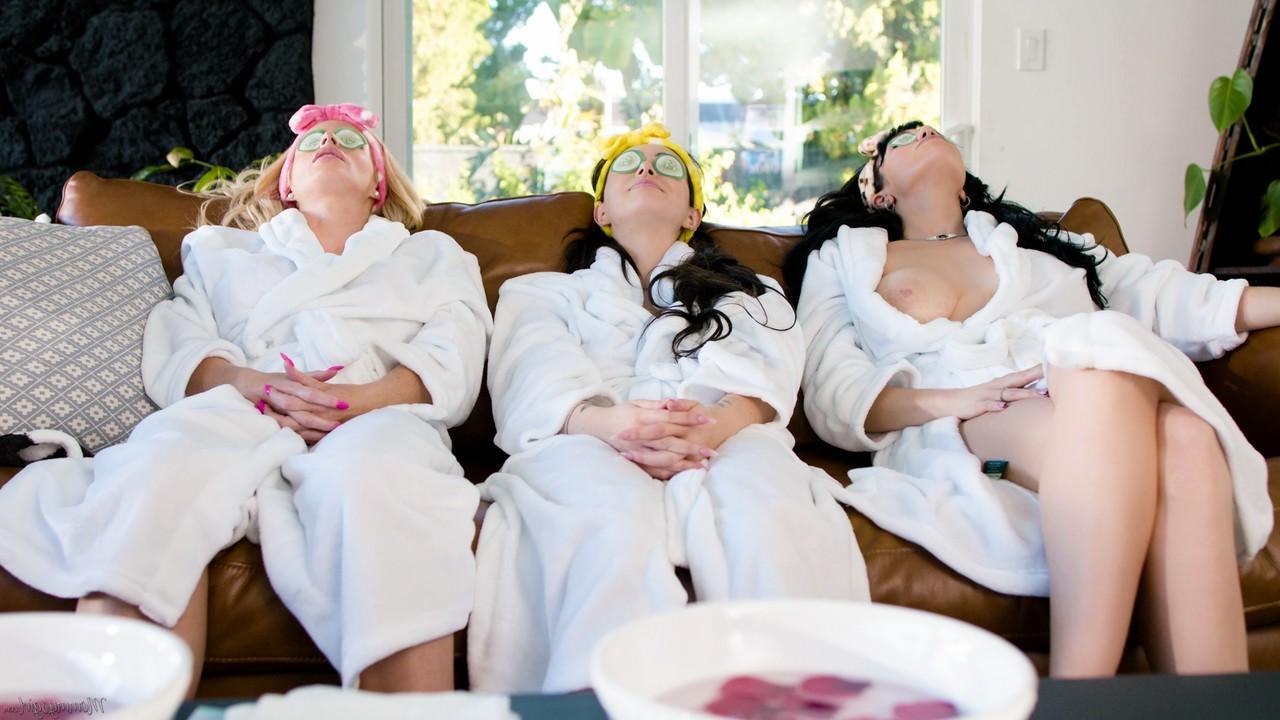 15P Un día de spa para tres mujeres vestidas con batas blancas de repente se convierte en un trío lésbico