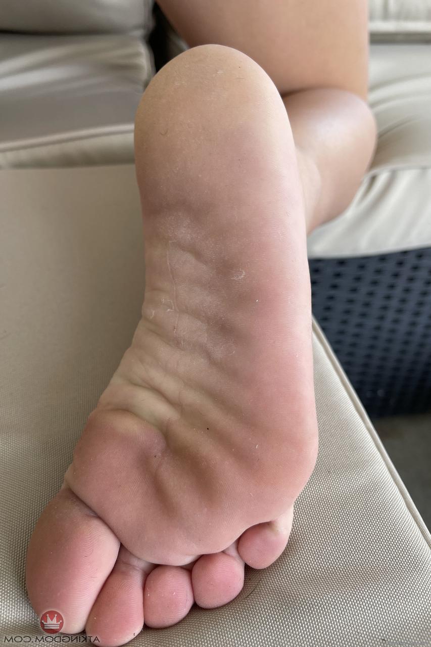 20P La guapa joven emma bugg muestra de cerca su atractivo coño recortado
