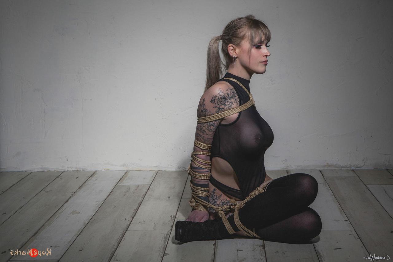 16P A loira tatuada Carmine Worx está com os braços amarrados nas costas