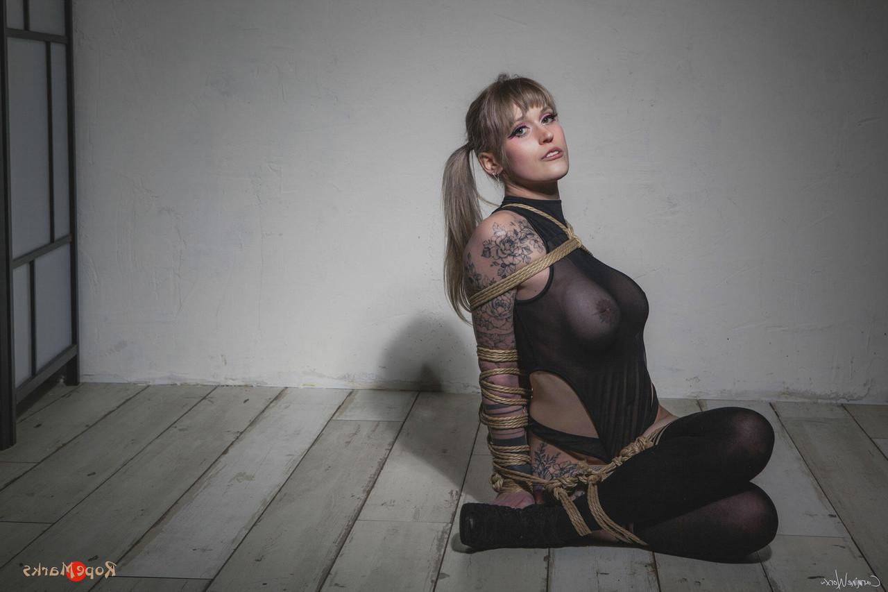 16P A loira tatuada Carmine Worx está com os braços amarrados nas costas