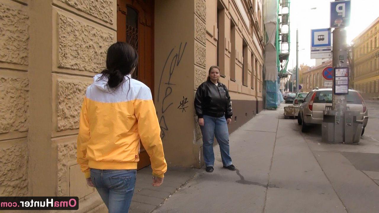16P Mulheres idosas e jovens participam de atos sexuais heterossexuais e lésbicos