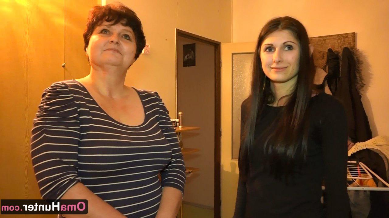 16P Mulheres idosas e jovens participam de atos sexuais heterossexuais e lésbicos