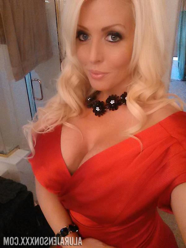 17P A estrela pornográfica bombástica Alura Jenson tira selfies de seus peitos grandes antes de sair