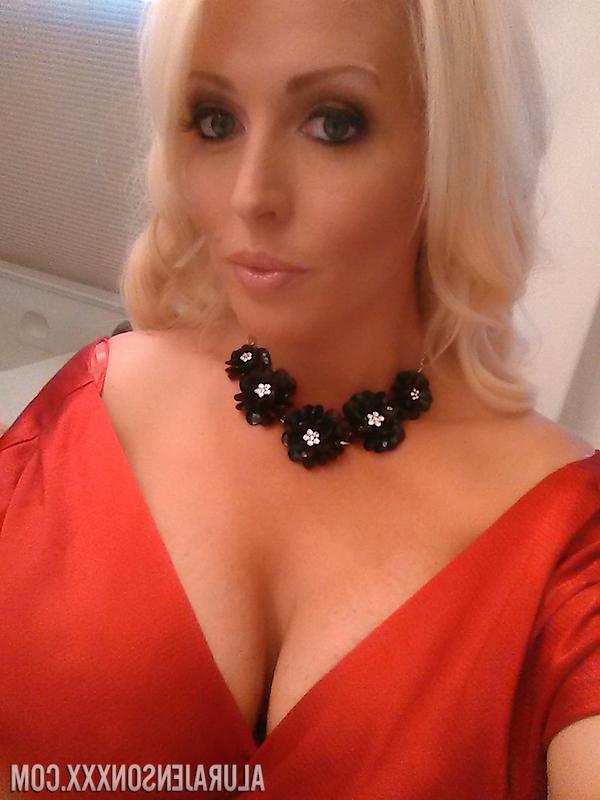 17P A estrela pornográfica bombástica Alura Jenson tira selfies de seus peitos grandes antes de sair