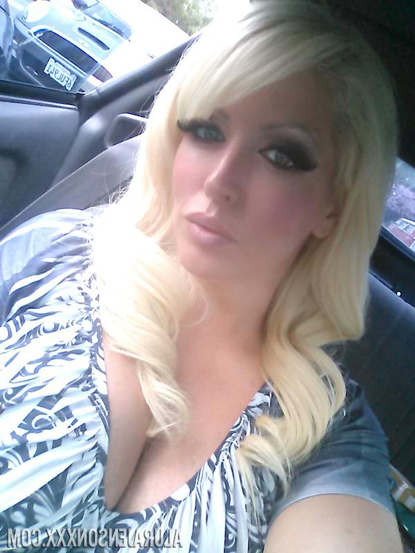 17P A estrela pornográfica bombástica Alura Jenson tira selfies de seus peitos grandes antes de sair