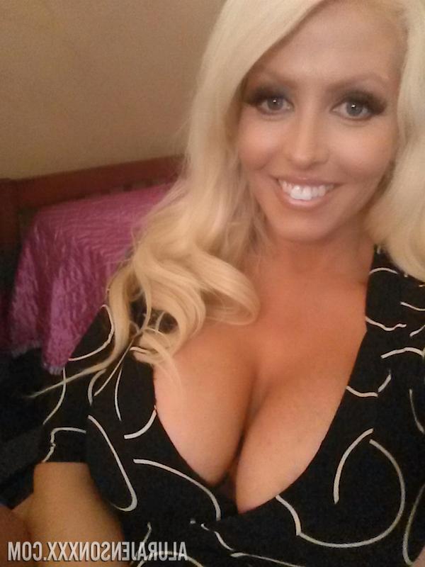 17P A estrela pornográfica bombástica Alura Jenson tira selfies de seus peitos grandes antes de sair