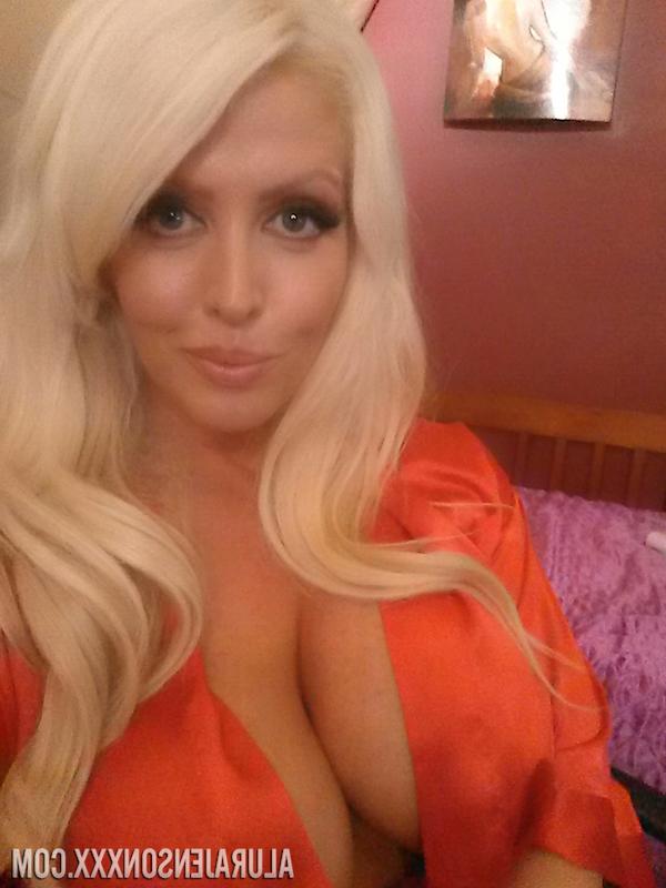 17P A estrela pornográfica bombástica Alura Jenson tira selfies de seus peitos grandes antes de sair