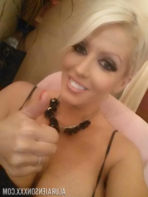 17P A estrela pornográfica bombástica Alura Jenson tira selfies de seus peitos grandes antes de sair