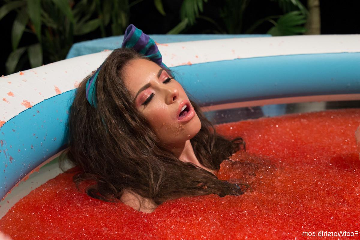 17P 3 lesbians fill a pool with tomatoes and suck on each others toes