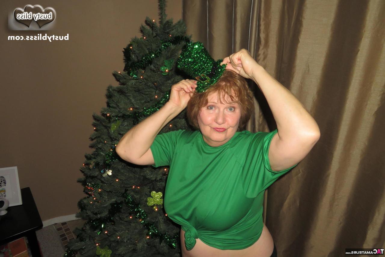 16P A gordinha irlandesa madura Busty Bliss faz topless na frente de uma árvore de Natal
