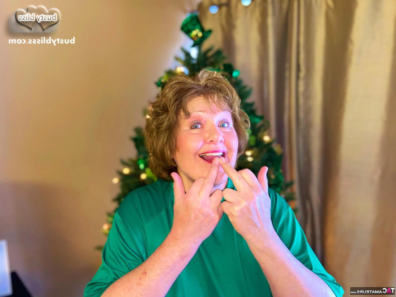 16P A gordinha irlandesa madura Busty Bliss faz topless na frente de uma árvore de Natal