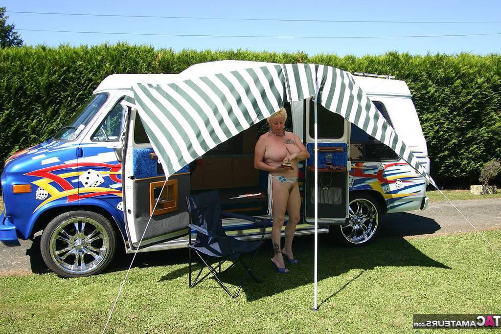 20P La rubia madura Mary Bitch muestra sus grandes tetas y su coño fuera de una caravana de clase B