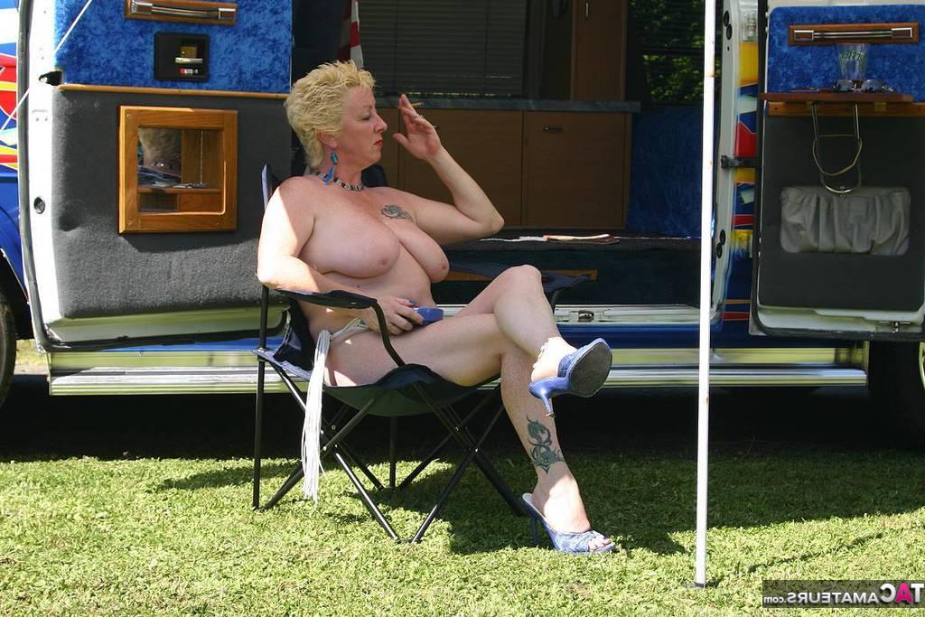 20P La rubia madura Mary Bitch muestra sus grandes tetas y su coño fuera de una caravana de clase B