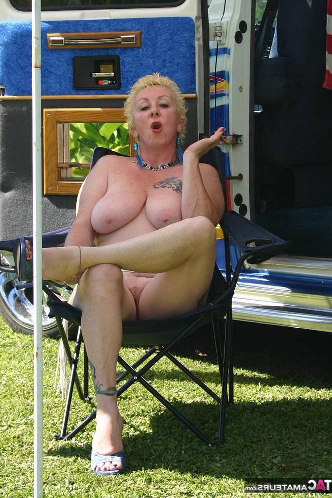 20P La rubia madura Mary Bitch muestra sus grandes tetas y su coño fuera de una caravana de clase B
