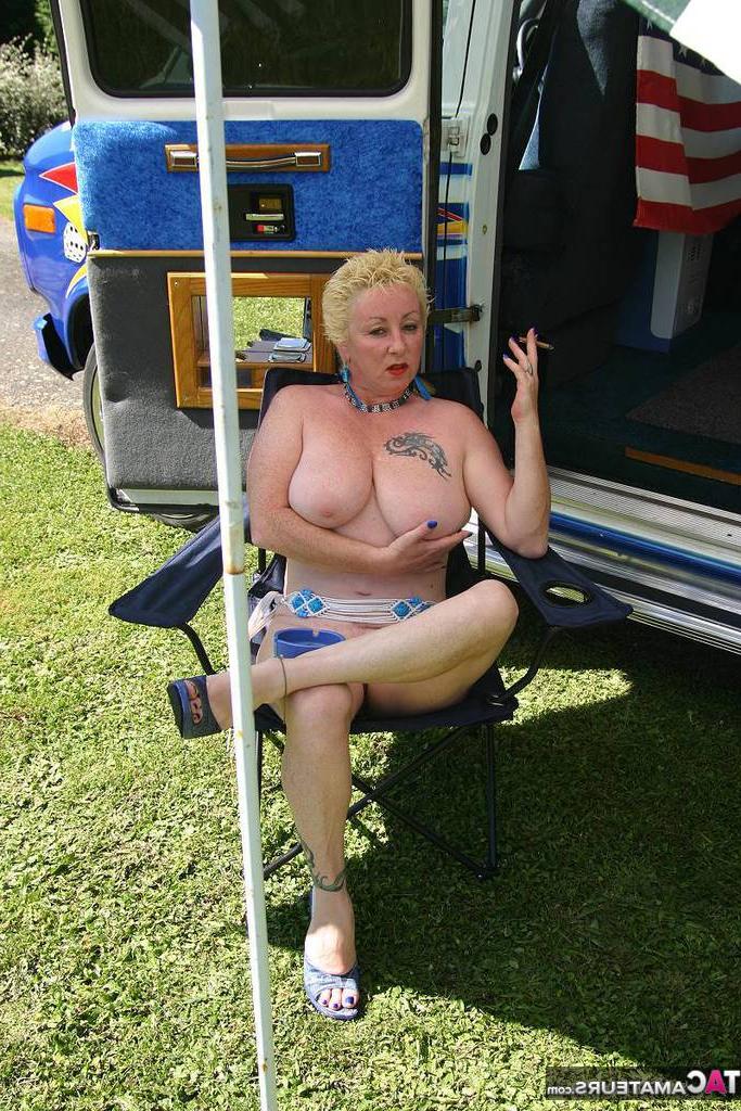 20P La rubia madura Mary Bitch muestra sus grandes tetas y su coño fuera de una caravana de clase B