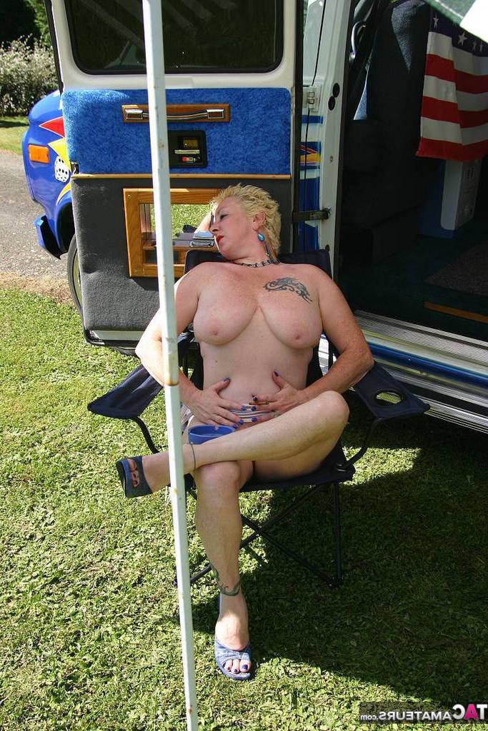 20P La rubia madura Mary Bitch muestra sus grandes tetas y su coño fuera de una caravana de clase B