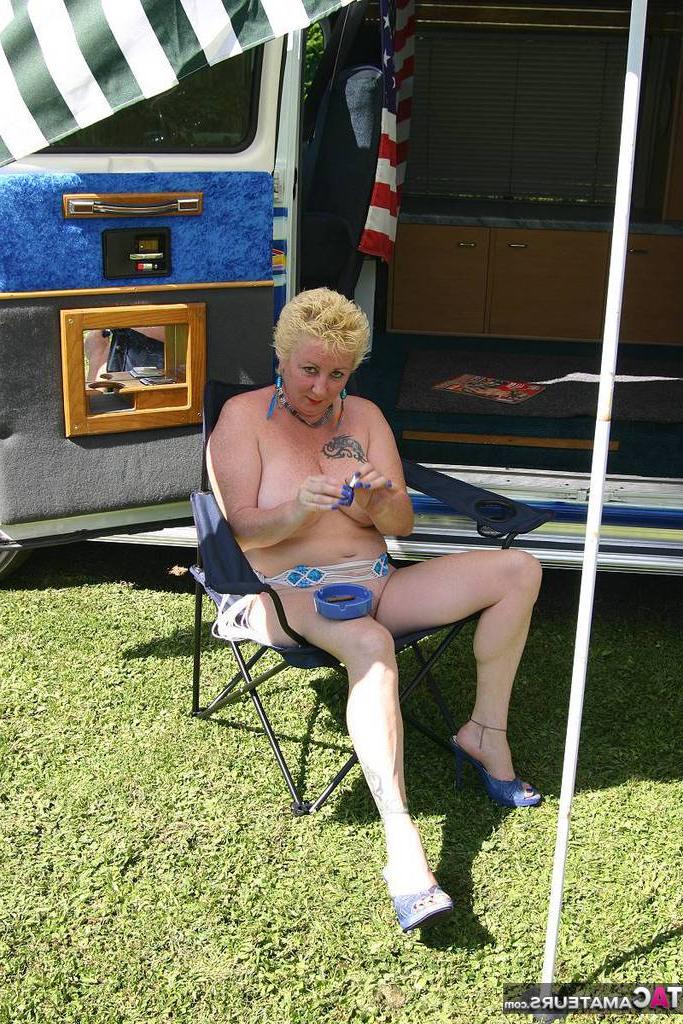 20P La rubia madura Mary Bitch muestra sus grandes tetas y su coño fuera de una caravana de clase B